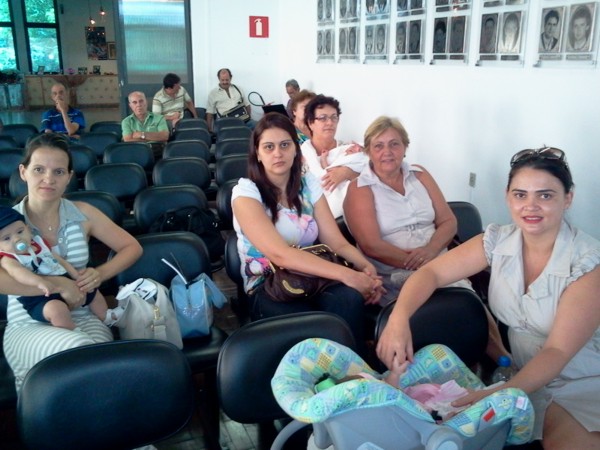Mamães e bebês na Câmara de Divinópolis pressionam vereadores para não votarem a Lei de licença maternidade enviada pelo Prefeito mes e bebs